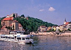 Fahrgastschiiff vor der Ilzmündung bei Passau, li. die Festen Ober-und Niederhaus. : Fahrgastschiff, Burg, Kirche